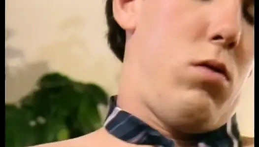 Güzel memeli sarışın Vixen oturma odasında sert yarağı emiyor ve sikiyor