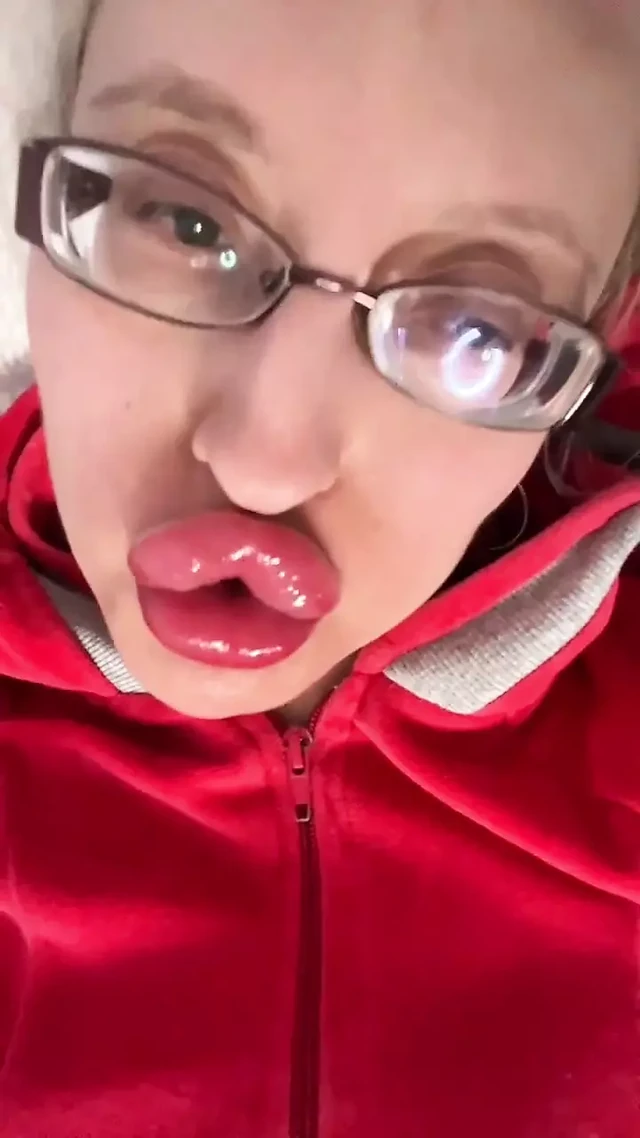 Плененный большими губами и блестящими поцелуями