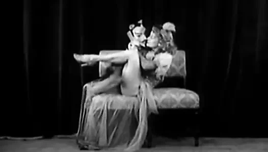 Seksi kız kukla dansı yapar (1950'lerde vintage)