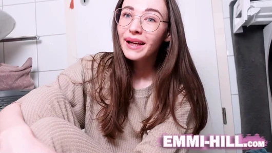 Seksi sıska looner kız balonlarıyla eğleniyor.