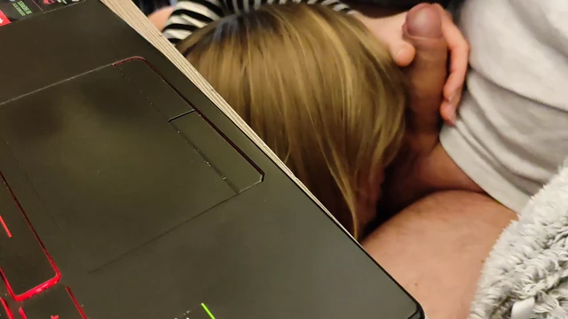 Минет дома, сосет