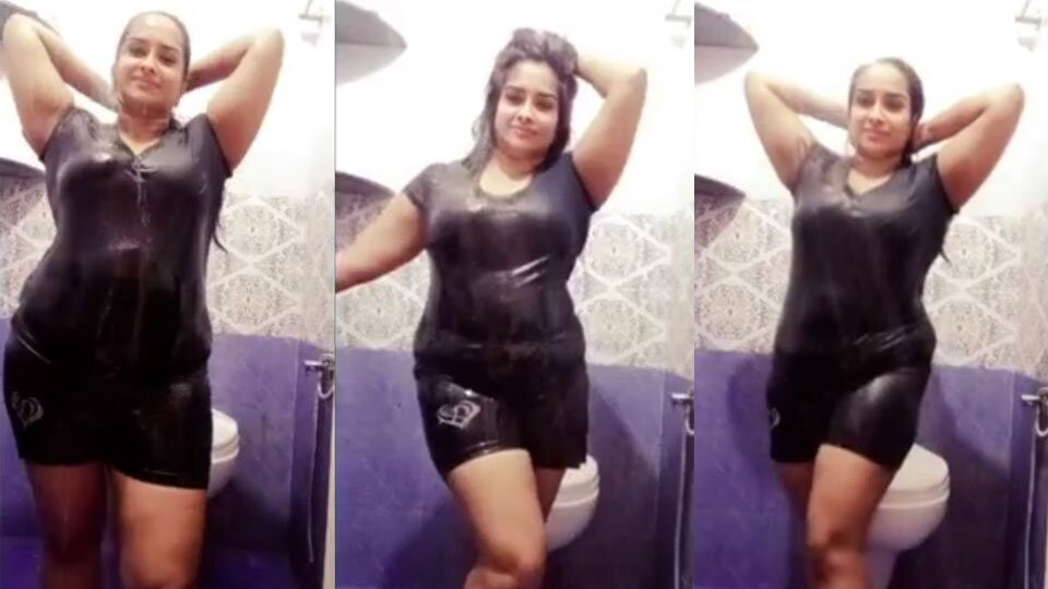 Hint busty üvey kardeş arya içinde banyo
