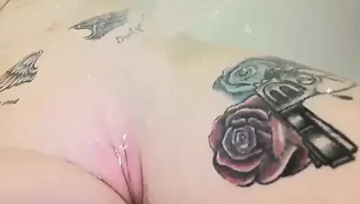 Slutty eş içinde the banyo