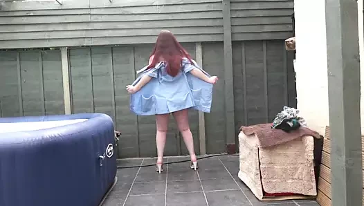 Yüksek topuklu kızıl saçlı hemşire