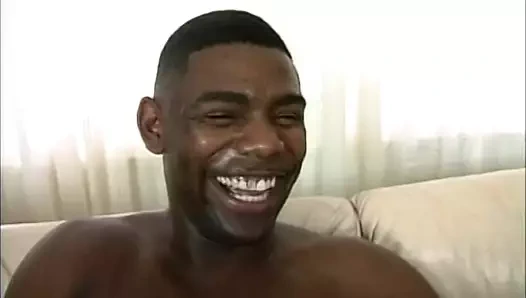 Bella troietta desidera essere sbattuta dai neri