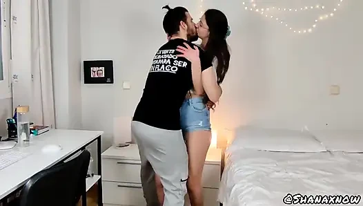 Üvey kız kardeşim beni sikmek istiyor
