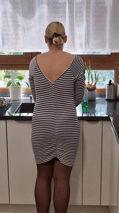 Üvey Anne Bulaşıkları Yıkarken Mutfakta Seks Fışkırtıyor Ve Dölleniyor