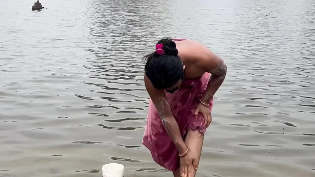 Desi Bhabhi Gaon Ki Talab Par Nahane Gayi | Devar Ke Saath Outdoor Sex Video Full Hindi Audio Viral Video