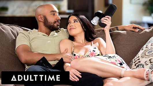 Yetişkin zamanı - alex kömür erkek arkadaşını en iyi erkek seks oyuncağıyla mastürbasyon yaparken yakaladı! tam sahne