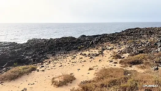Büyük Taylandlı Göğüslerim Tuzlu Rüzgarda Titriyor, Çıplak Plajda Sert Meme Uçları Teşhir Ediyor