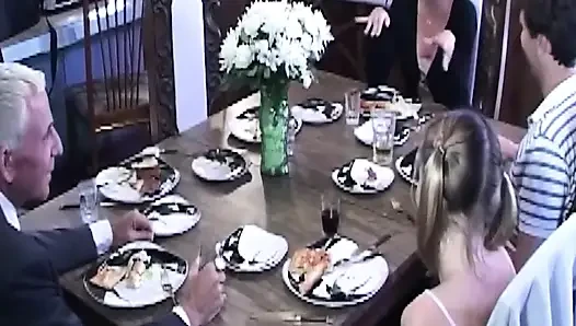 Olgun esmer orta yaşlı seksi kadın sert sikişmeden önce iki yarağa salya akıtıyor
