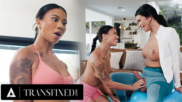 Transfixed - Victoria Grant'in büyük trans yarağı spor salonu arkadaşı Ameena Green'in önünde yoga pantolonunu yırtıyor!