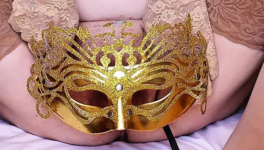 İri göğüslü nine kıllı amcığını plastik dildoyla sikiyor