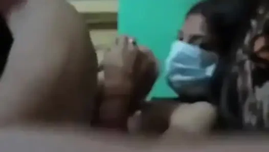 Hintli kadın devars yarağıyla oynuyor