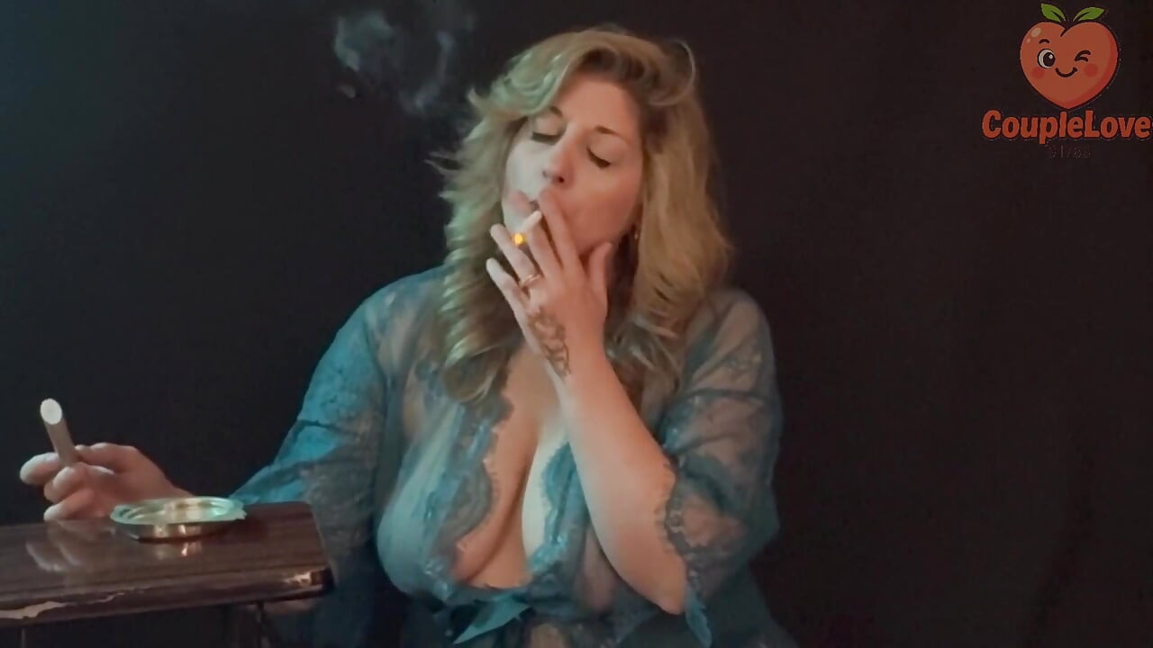 Sigara içen orta yaşlı seksi kadın sakso
