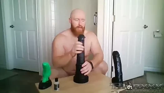 Beyaz adam büyük dildoları seviyor