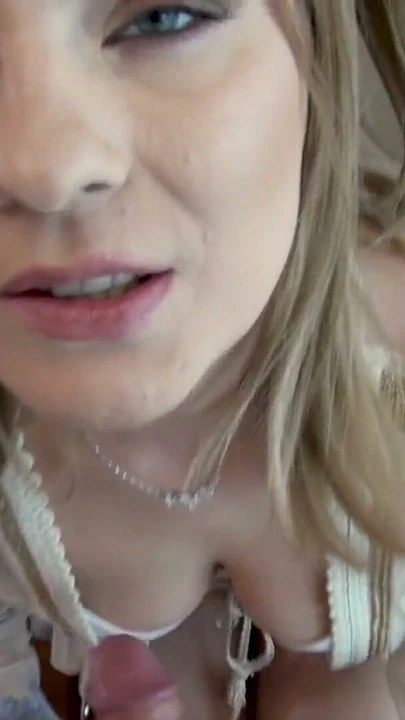 Sigara içen anne yasemin naylon çorap üzerine koyar ve bf için footjob verir | Klip 1