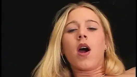 Sigara içen çıplak kızların Katie Morgan filmi