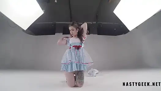 Azgın Alice harikalar diyarında striptiz yapıyor ve kamerada fışkırtıyor