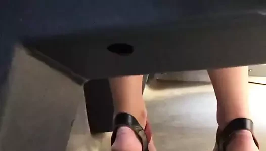 Topuklu sandalet giymiş güzel kız