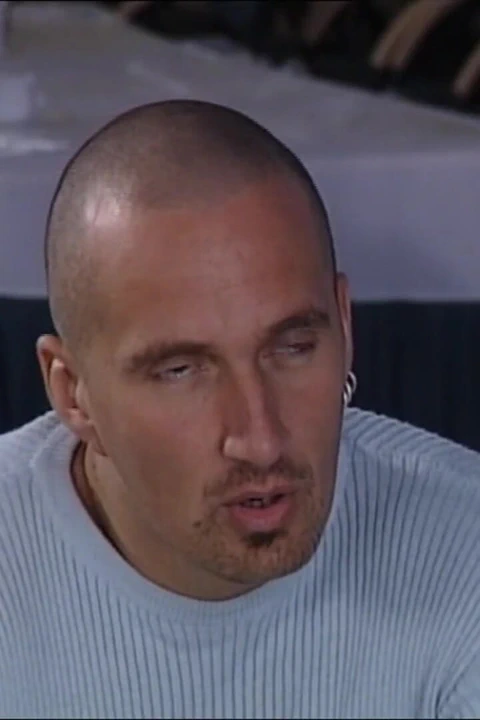 Sarışın azgın orta yaşlı seksi kadın huabandı onu baş aşağı siktiğinde çok tatmin oldu