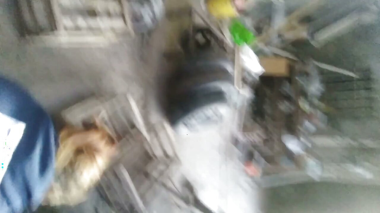 Babamın terk edilmiş atölyesinde sikişiyor, artık kullanmıyor bile, burada sikişmek daha iyi