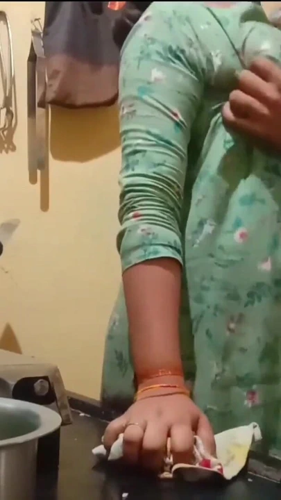 "Hintli ateşli evli kadın mutfakta yemek yaparken sikiliyor"