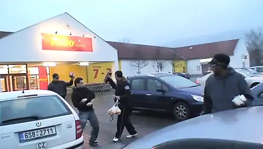 Çılgın bir sürtük üç büyük yarak alıyor