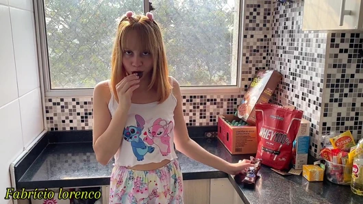 18 yaşındaki yaramaz üvey kızın götünü kahvaltı olarak yedim!