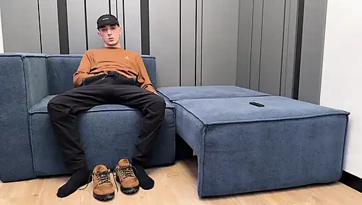 Adam mastürbasyon yapıyor ve çorap kokluyor