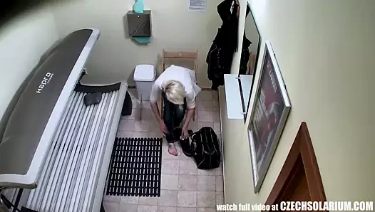 Şaşırtıcı deldi ve tattoed bebek solaryum röntgenci