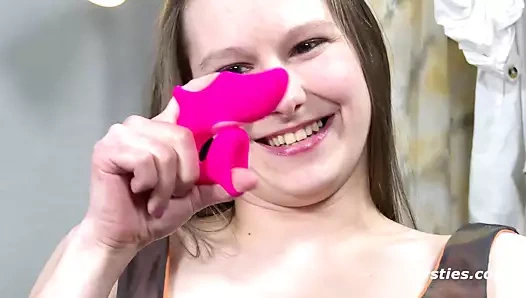 Nadine, özel orgazmlarını izlememize izin veriyor