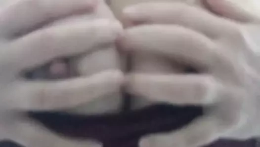 Seksi milf kadın hissediyor yukarı ona büyük memeler