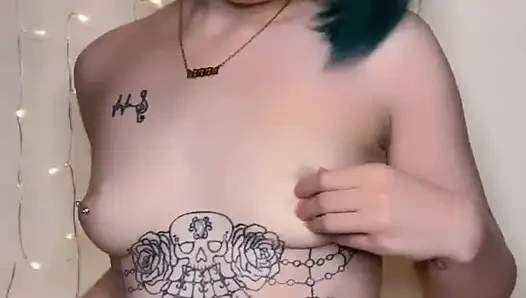 Gotik sürtük büyük zenci yarağına biniyor ve ortalığı dağıtıyor