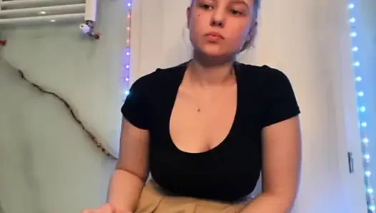 Jucielussie banyoda mastürbasyon yapıyor yakın çekim