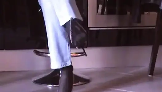 Siyah külotlu çoraplı ve pembe pompalı ayakkabı oyunu