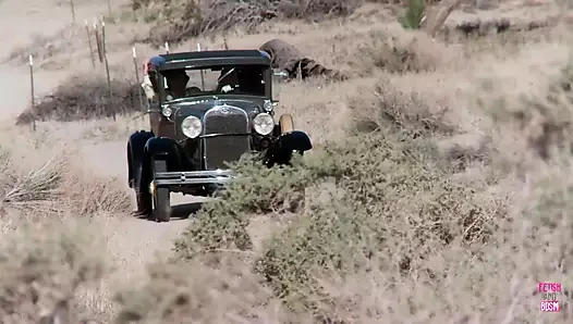 Küçük memeli ve büyük memeli bazı kızlar amcıklarını erkeklere çarpıyor