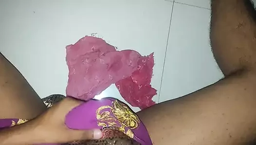 Boşalıyor travesti