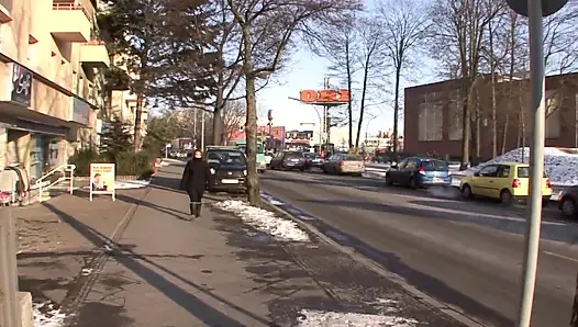 Güzel Alman genç kız yatak odasında dölleniyor