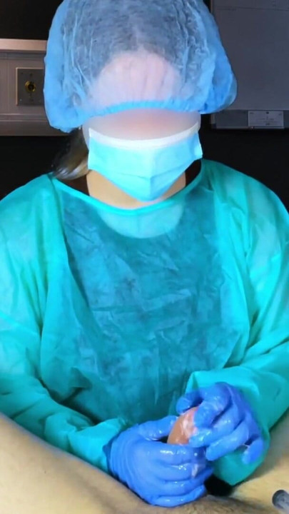 Doktor hastanede hastanın sperm örneğini aldı. Orgazm sonrası işkence | Klip 1
