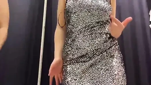 Rus kız alışveriş merkezinde aşırı halka açık mastürbasyon yapıyor