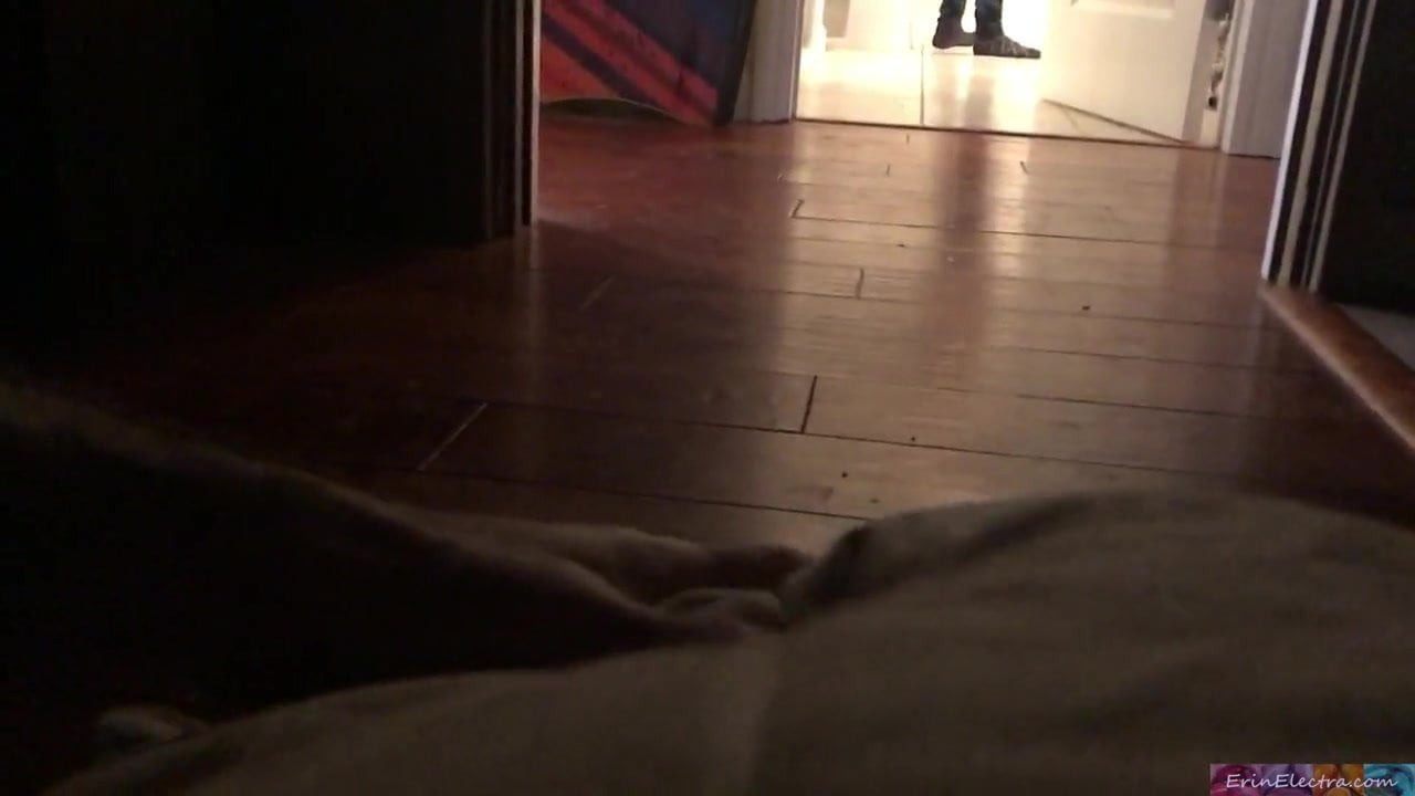 Orta yaşlı seksi kadın genç röntgencinin amını sikmesine izin veriyor (klip)