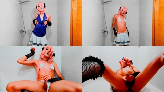 Femboy soyunuyor, mastürbasyon yapıyor ve üzerine boşalıyor