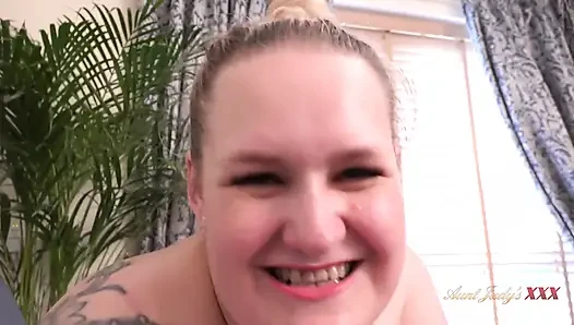 Auntjudysxxx - tombul büyük memeli üvey annen Becky evi temizlerken seni yakalıyor