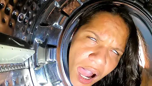 Çamaşır makinesine sıkıştım siyah yaraklı üvey oğlum benden faydalandı ve sikti