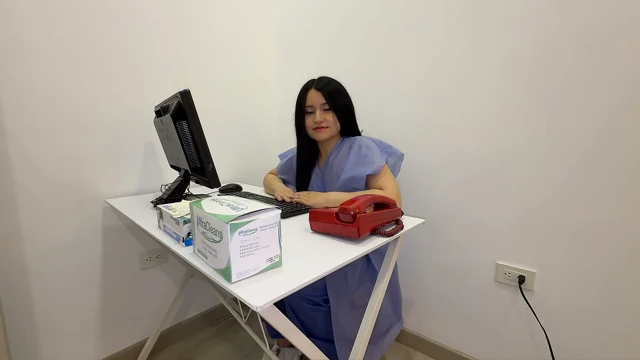 Şehvetli Doktor Hastanede Hastasını Sevişiyor... Bir Doktor Randevusunun Ortasında