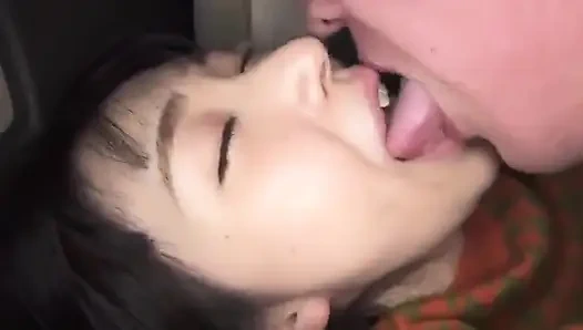 Gerginlik patlak verene kadar herkesin içinde öpüşüyor