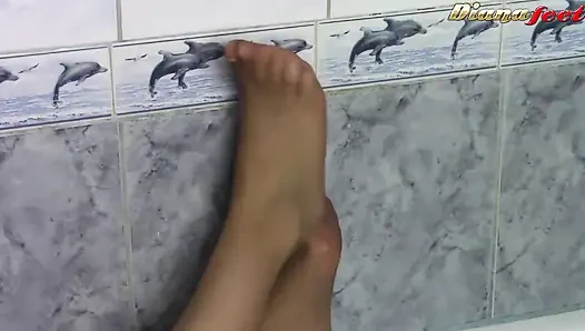 Sevimli esmer Diana seksi ayaklarını ovuyor