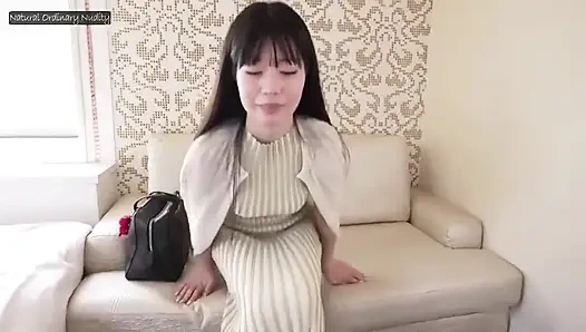 Öğle vakti baştan çıkarma: Gür basılmış bir güzellik gizli bir gün ortası kaçışında derinden alınıyor