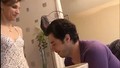 Mature baisee hard sur le canape